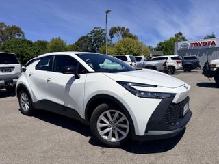 2024  Toyota C-HR GXL SUV (Glacier White) Used Car Thumbnail