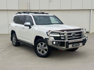 2021  Toyota Landcruiser Sahara SUV (Crystal Pearl) Used Car Thumbnail